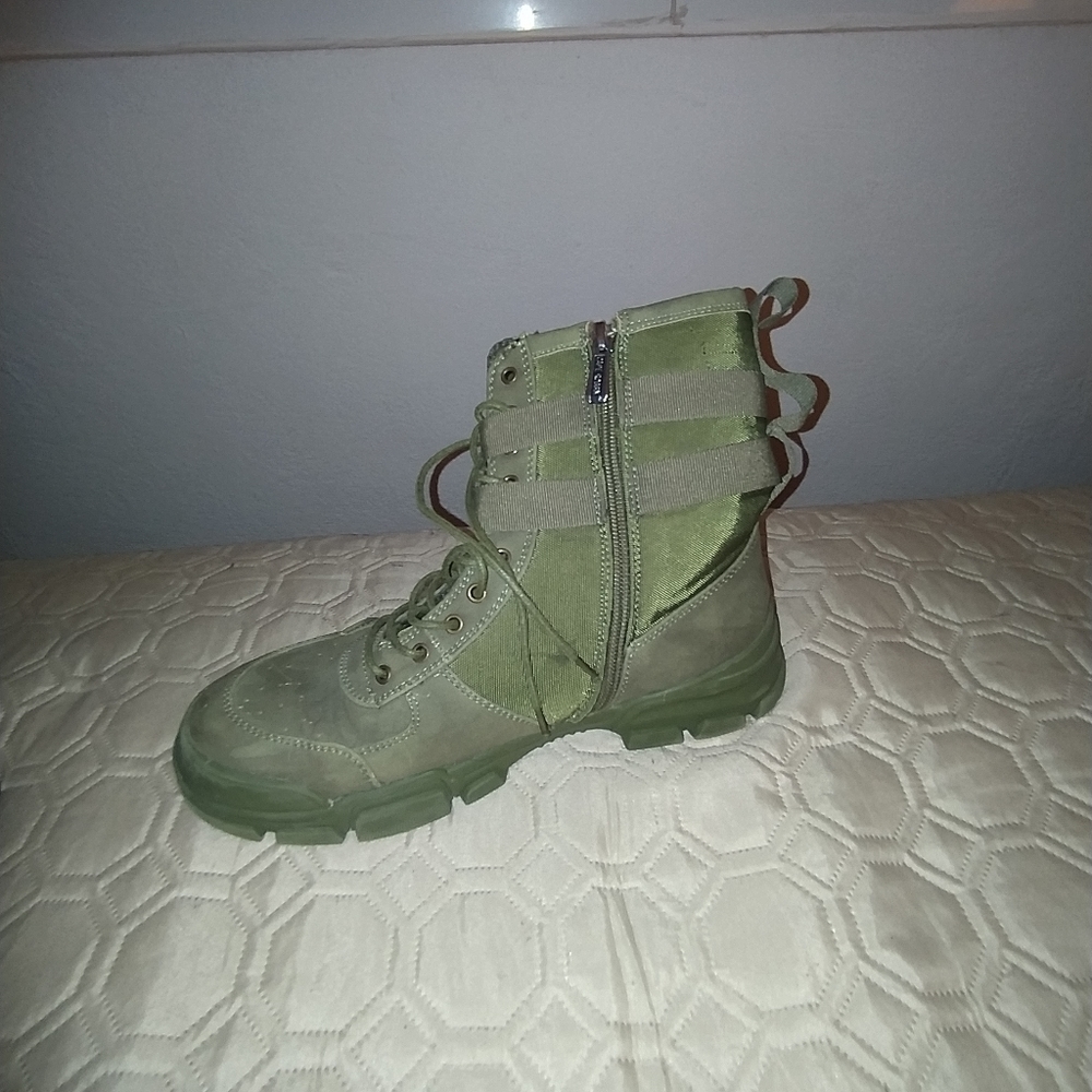 Fall sale Cape Robbin Boots Green Size 9